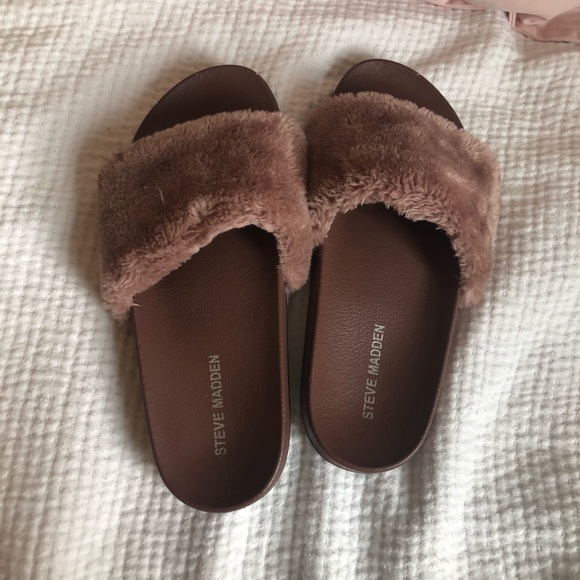 Barely worn fluffy slides - Picture 1 of 4